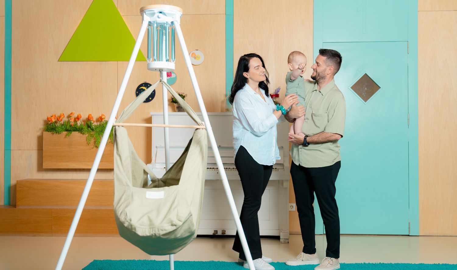 amilie mit Baby und Komplettset Mondzauber automatischer Federwiege in modernem Kinderzimmer